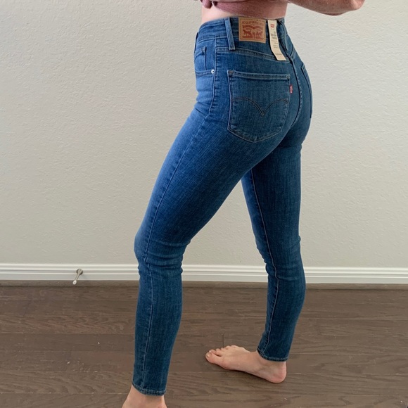 Levi’s 721 high rise skinny jean in medium wash - Picture 3 of 7